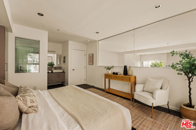 7062 Hawthorn Avenue, Los Angeles CA: https://media.crmls.org/mediaz/7bb55341-5444-4be6-a72a-3780c0c9ea9e.jpg