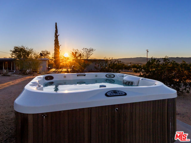 2724 Stonehill Avenue, Joshua Tree CA: https://media.crmls.org/mediaz/7bb5dc2e-f53b-477f-9e52-82b7c9d69c0a.jpg