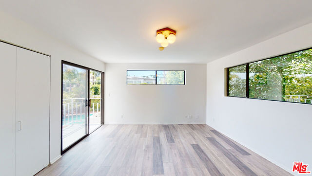 525 N Rexford Drive, Beverly Hills CA: https://media.crmls.org/mediaz/7bb722cb-efac-4680-b565-c554b445ff03.jpg