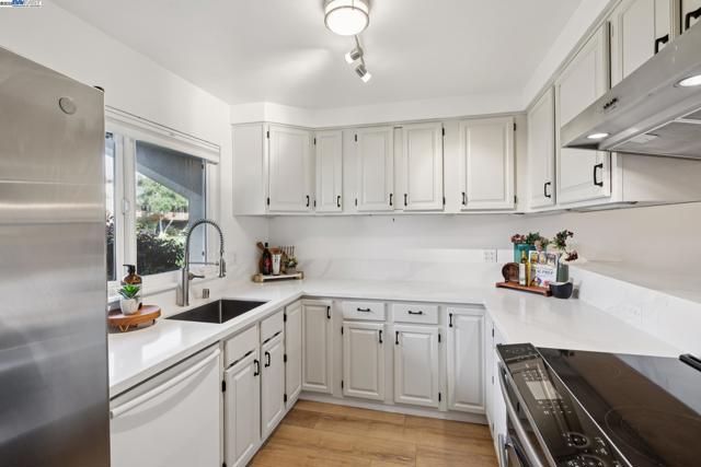 3109 La Campania, Alameda CA: https://media.crmls.org/mediaz/7bb72547-fccd-4403-adae-8154d140d462.jpg