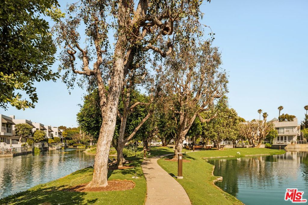 https://media.crmls.org/mediaz/7bb74a8d-597b-45b8-b2dc-339bbd61ddb4.jpg?preset=X-Large