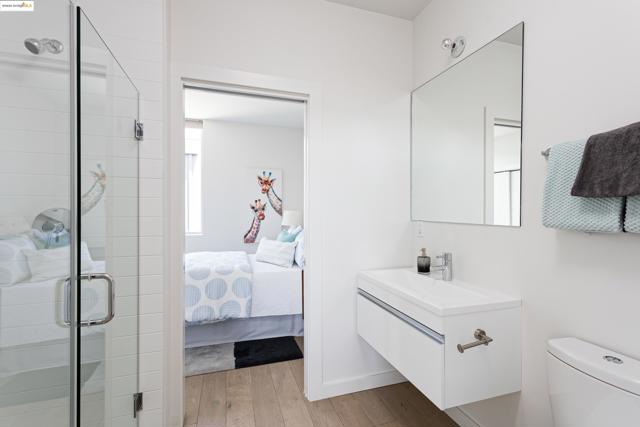 861 W Grand Ave, Oakland CA: https://media.crmls.org/mediaz/7bb83b1f-c40a-43c4-863b-ad57dd1b887e.jpg