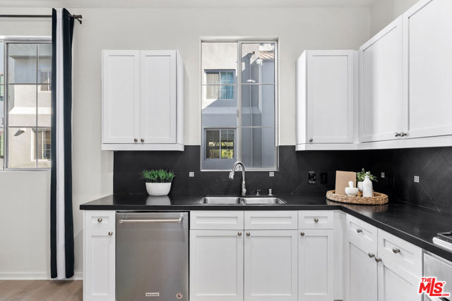 5350 Playa Vista Drive, Playa Vista CA: https://media.crmls.org/mediaz/7bb862c4-b148-4de6-8745-e9aa268e62eb.jpg