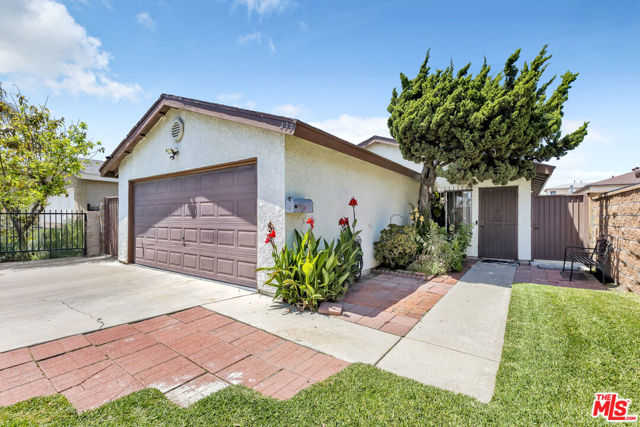 433 E 97th Street, Los Angeles CA: https://media.crmls.org/mediaz/7bb8dc56-32b9-4594-9335-35b87e2bd2b3.jpg