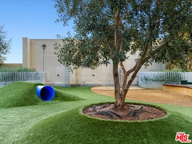 877 Francisco Street, Los Angeles CA: https://media.crmls.org/mediaz/7bb9045b-27f4-47d6-b98e-3a1e6f997f5c.jpg