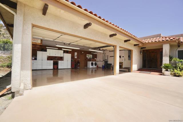4343 Avenida Gregory, Spring Valley CA: https://media.crmls.org/mediaz/7bb93b3e-3461-4e45-85ee-afe7ecf4bcd1.jpg