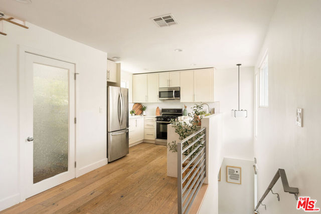 12366 Laurel Terrace Drive, Studio City CA: https://media.crmls.org/mediaz/7bb96f0a-8d93-4bfa-82c6-f02d2271c813.jpg