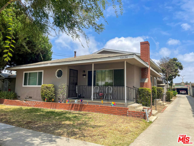 12134 Grevillea Avenue, Hawthorne CA: https://media.crmls.org/mediaz/7bbb29f7-52b3-4b59-a9de-2ea10aadf0bd.jpg