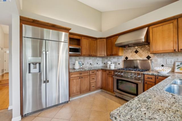 82 Applegate Way, Alameda CA: https://media.crmls.org/mediaz/7bbb7a3d-155e-4931-87a5-347de3756e82.jpg