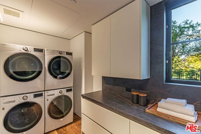 927 N Whittier Drive, Beverly Hills CA: https://media.crmls.org/mediaz/7bbc07d1-bef3-4e12-9b7b-e59ba1a55568.jpg