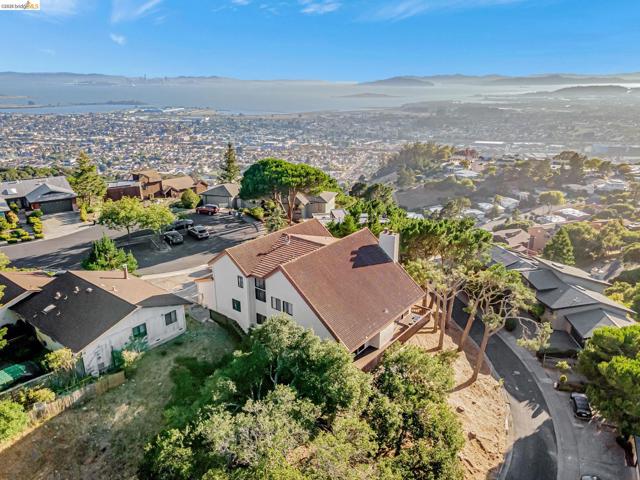 1518 MADERA CT, El Cerrito CA: https://media.crmls.org/mediaz/7bbc6555-813f-4dc7-9348-aa4d56fad247.jpg