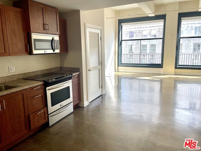 315 W 5th Street, Los Angeles CA: https://media.crmls.org/mediaz/7bbc8e9d-e519-4c8e-a9d9-2d397721d44c.jpg
