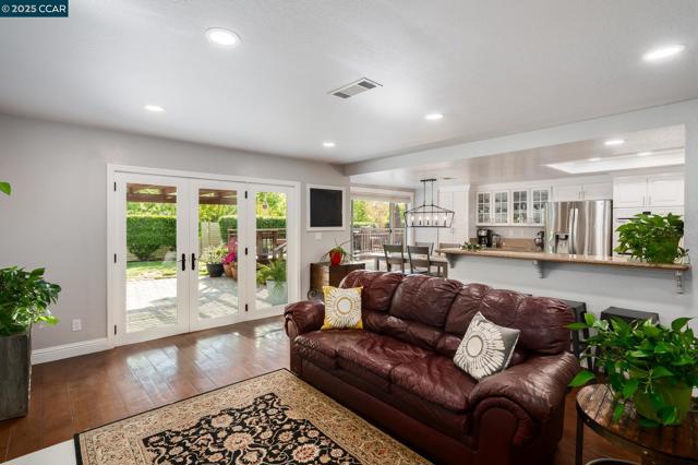 2060 Canyon Crest Ave, San Ramon CA: https://media.crmls.org/mediaz/7bbc93bc-2c95-4d24-9d44-3abb5bc57c90.jpg