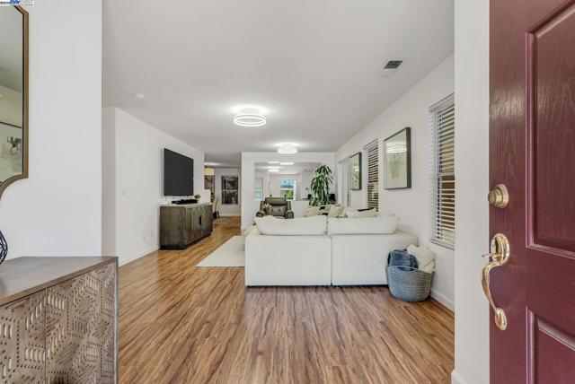 349 Cose Ln, Tracy CA: https://media.crmls.org/mediaz/7bbc9bb3-8288-475a-b2e9-03962190c5f7.jpg