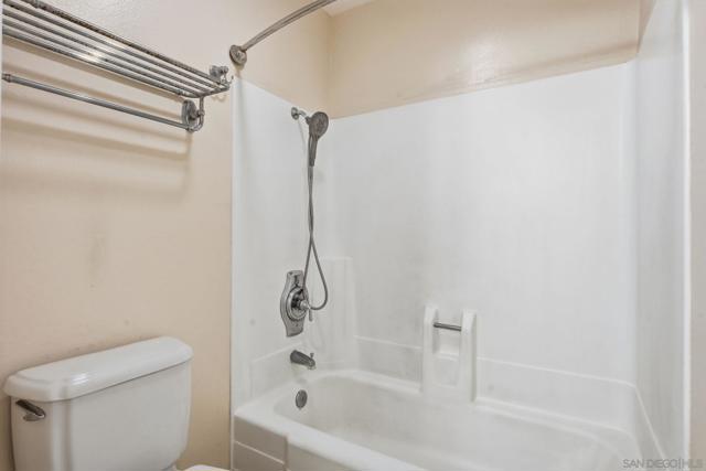 1585 Stone Edge Cir, El Cajon CA: https://media.crmls.org/mediaz/7bbcc3be-ef1e-46b6-bc96-f2c56263744e.jpg