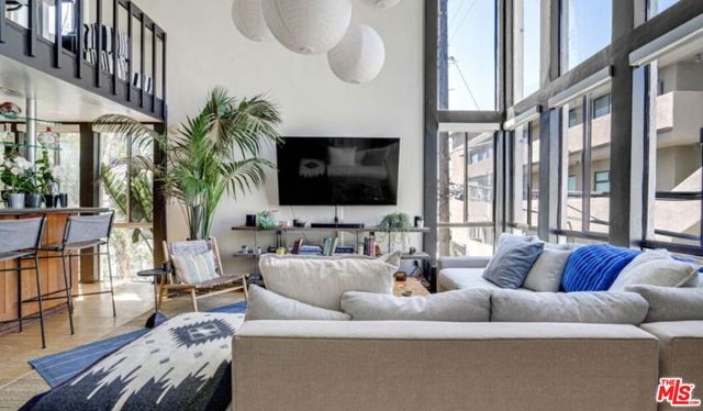 14 Mast Street, Marina del Rey CA: https://media.crmls.org/mediaz/7bbccd5d-87d5-47f4-b1bc-0c1a297ca21c.jpg