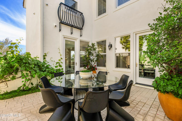 6072 Mandeville Place, Oak Park CA: https://media.crmls.org/mediaz/7bbcde56-8105-4901-9af5-fe49962c2dfc.jpg