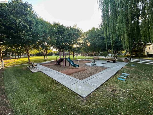 1327 Remington Ct, Tracy CA: https://media.crmls.org/mediaz/7bbd2b93-2f35-47f2-80be-8940071a7c72.jpg