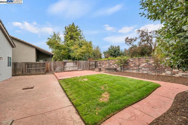 9193 Bungalow Way, Elk Grove CA: https://media.crmls.org/mediaz/7bbee448-0fe4-4205-8da0-d10b5f25373a.jpg
