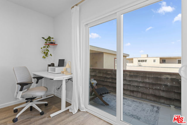 5414 Newcastle Avenue, Encino CA: https://media.crmls.org/mediaz/7bbefc01-473b-4e2a-a191-ccfd998751bd.jpg