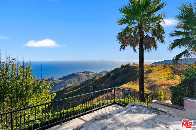23010 Saddle Peak Road, Topanga CA: https://media.crmls.org/mediaz/7bbf253c-77dd-4a0b-8893-6babb59e26ff.jpg
