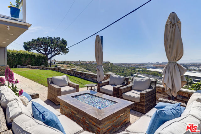 6537 Hedding Street, Los Angeles CA: https://media.crmls.org/mediaz/7bbf6a7e-3812-4714-8336-f49b29af0189.jpg