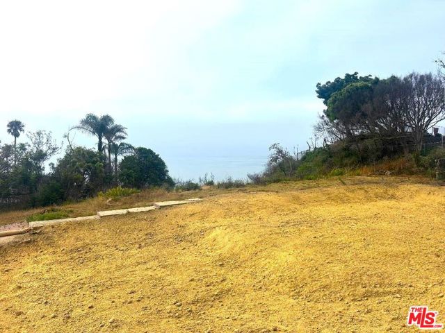 20545 Roca Chica Drive, Malibu CA: https://media.crmls.org/mediaz/7bbfb6ac-f48d-4612-84bf-f80d4c825130.jpg
