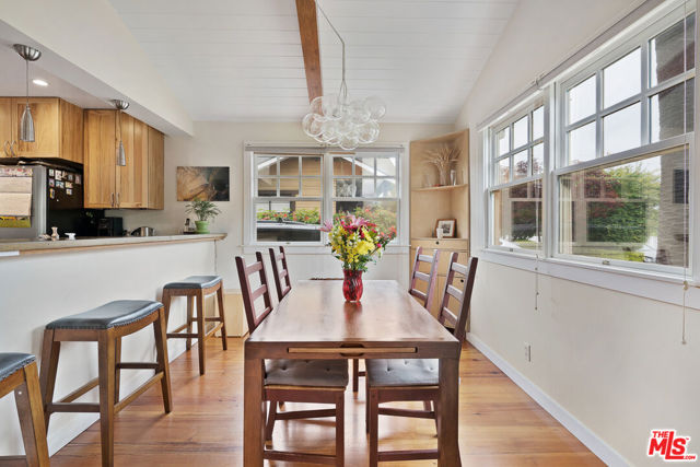 2439 Glyndon Avenue, Venice CA: https://media.crmls.org/mediaz/7bbfd1f4-21cb-4c8e-8fc3-88147a93d5d9.jpg
