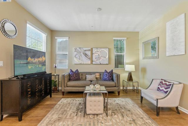 841 Fan Palm Ln, Brentwood CA: https://media.crmls.org/mediaz/7bc0953e-15e6-4cdc-90f7-d4d5b93e5b59.jpg