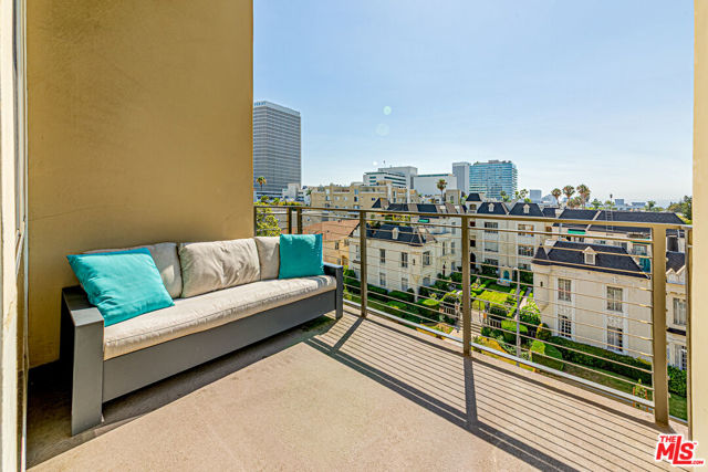 600 S Ridgeley Drive, Los Angeles CA: https://media.crmls.org/mediaz/7bc0a985-63e4-4a82-b91e-dc2aa307322c.jpg