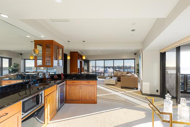 200 Harbor Dr, San Diego CA: https://media.crmls.org/mediaz/7bc11304-91be-4411-8c46-bc3f1634fc19.jpg