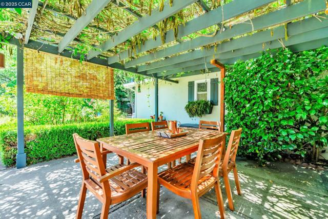 49 Terra Bella Dr, Walnut Creek CA: https://media.crmls.org/mediaz/7bc16068-dd58-4c29-be28-80dc1fb8aff8.jpg