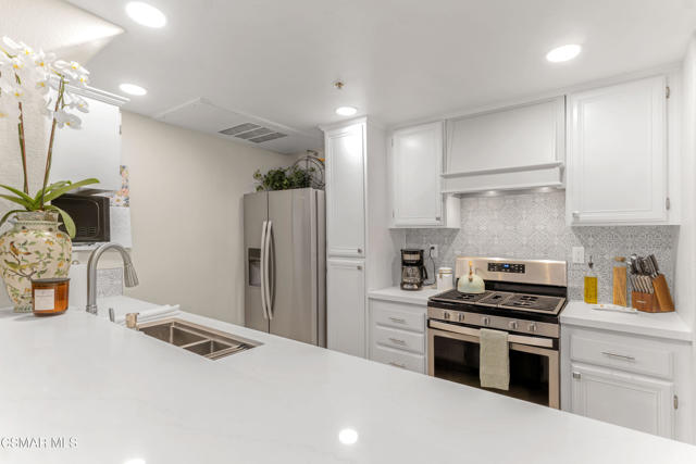 5200 Premiere Hills Circle, Woodland Hills CA: https://media.crmls.org/mediaz/7bc1c774-4c0c-4f68-9a37-3f5bb9183aed.jpg