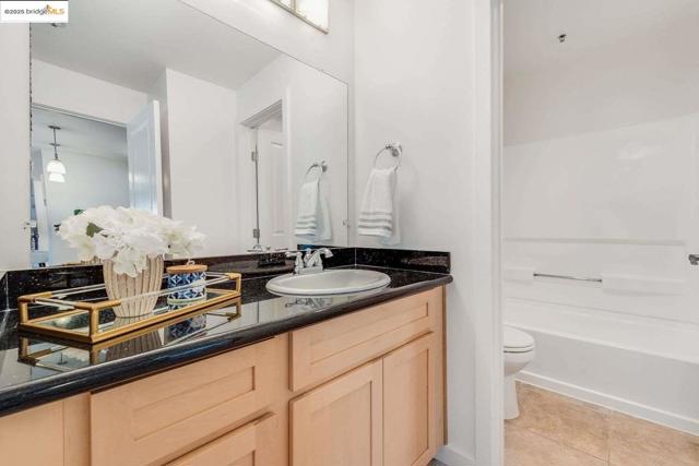 6400 Christie AVE, Emeryville CA: https://media.crmls.org/mediaz/7bc1d603-1109-4429-aa52-c12730cf5934.jpg