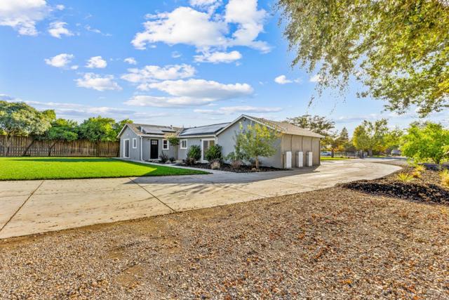 11840 Foothill Avenue, Gilroy CA: https://media.crmls.org/mediaz/7bc3026e-9821-45bb-a020-b35e000e0b68.jpg