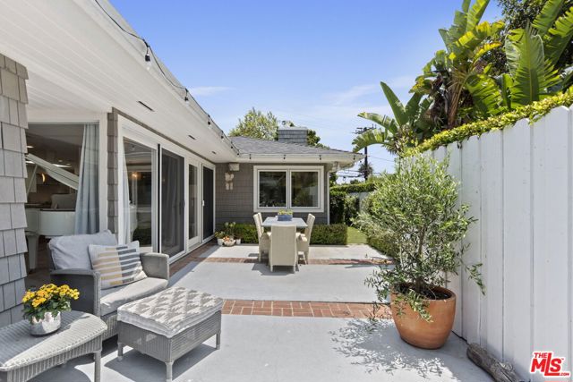 207 10th Street, Santa Monica CA: https://media.crmls.org/mediaz/7bc33c84-37e2-47de-8bc3-2aa1330727bc.jpg
