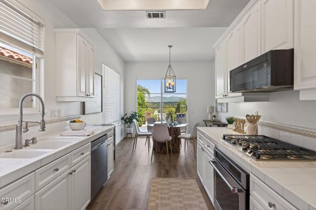 Detail Gallery Image 18 of 66 For 931 Corte Augusta, Camarillo,  CA 93010 - 3 Beds | 2/1 Baths