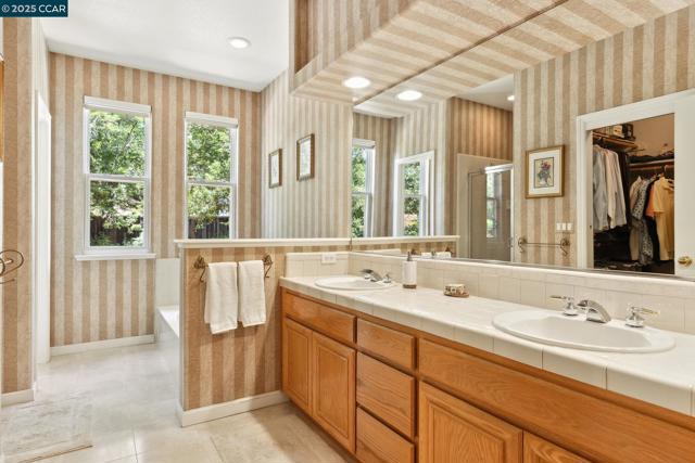 21 Mercury Ct, Pleasant Hill CA: https://media.crmls.org/mediaz/7bc4c444-2c70-452c-b032-048aff813e39.jpg