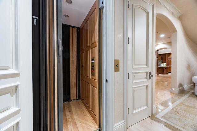 58 Marymont Avenue, Atherton CA: https://media.crmls.org/mediaz/7bc5016c-2f45-4524-bc01-f4484b5f1668.jpg