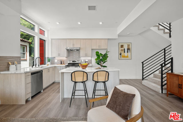 1200 N Orange, West Hollywood CA: https://media.crmls.org/mediaz/7bc5141e-4ae2-4998-92f7-f954487ea6ae.jpg