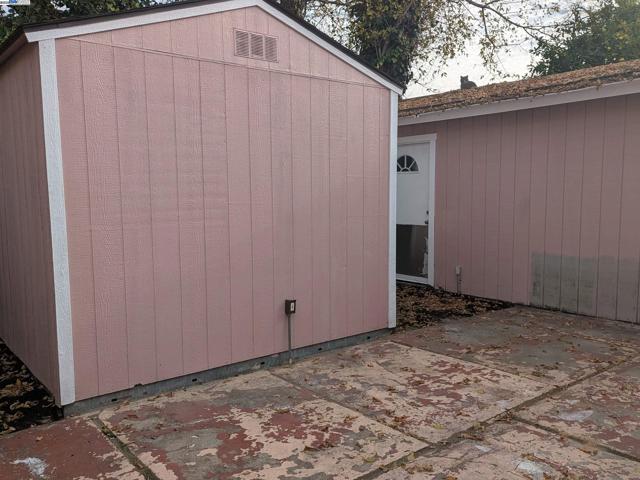 7818 Arthur St, Oakland CA: https://media.crmls.org/mediaz/7bc54580-458c-495b-88d2-cb742a50c9fa.jpg