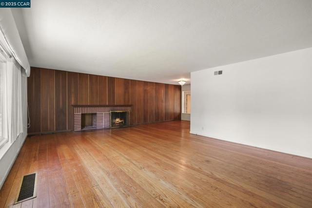 305 Overhill Rd, Orinda CA: https://media.crmls.org/mediaz/7bc5dbc1-ccbd-4e46-8bd7-0ed8dd0845d3.jpg