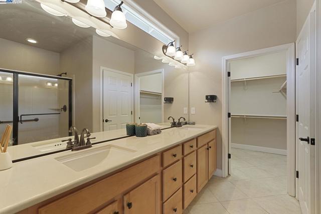 2961 Clear Point Way, Manteca CA: https://media.crmls.org/mediaz/7bc76a4c-846b-488a-ab3f-3205ee28b2fe.jpg