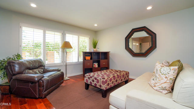 718 Pamela Wood Street, Thousand Oaks CA: https://media.crmls.org/mediaz/7bc818c3-f4d3-4865-9f3f-a748c4dc354b.jpg