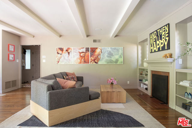 8427 Oswego Street, Sunland CA: https://media.crmls.org/mediaz/7bc8f619-0595-4cc4-81b5-7a9bd309a912.jpg