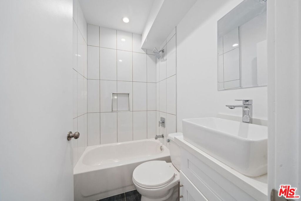 https://media.crmls.org/mediaz/7bc92bed-ffdd-46c0-ab43-c1dedfde0c6f.jpg?preset=X-Large