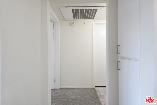 340 N Hayworth Avenue, Los Angeles CA: https://media.crmls.org/mediaz/7bca7c16-6942-46fc-95e0-20a03731d089.jpg