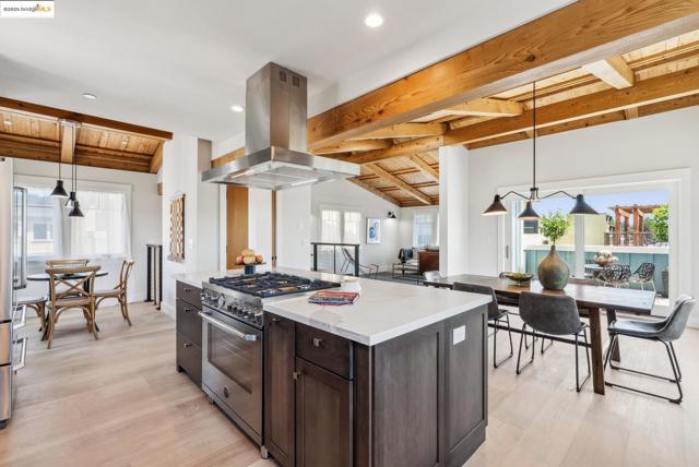4428 Howe St, Oakland CA: https://media.crmls.org/mediaz/7bcc8240-23fb-4784-8aa3-ddebbaadca9e.jpg