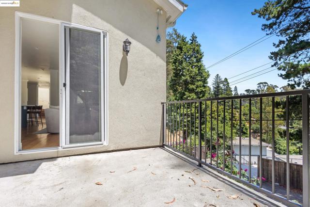 5915 Balboa Dr, Oakland CA: https://media.crmls.org/mediaz/7bcdd71e-1b4c-4b97-ae60-894e5b8cf7ce.jpg