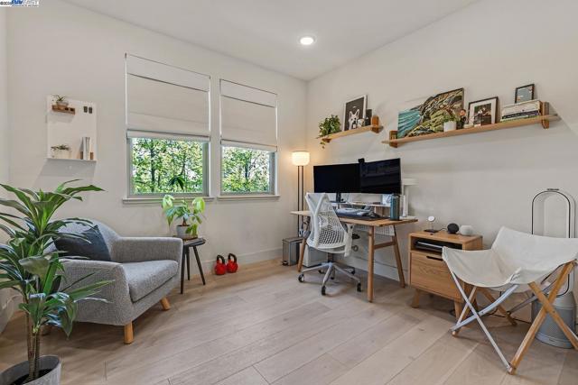 2683 5Th St, Alameda CA: https://media.crmls.org/mediaz/7bcdd9d2-164d-4b20-b132-5292a8648a9b.jpg